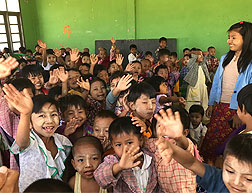 Es war für uns emotional sehr bewegend, diesen Unterricht an allen Tagen mit zu begleiten. Der Bildungsstand insbesondere die Englischkenntnisse der Kinder haben uns sehr positiv überrascht und sind ein schönes Beispiel dafür, was mit Engagement und Begeisterung auch in einer sehr entlegenen Gegend möglich ist.